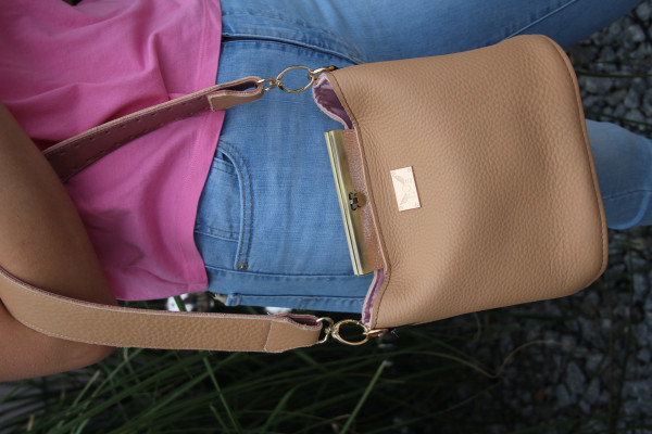 Artikelbild 1 des Artikels beige Lederhandtasche Umhängetasche mit Metallschließe